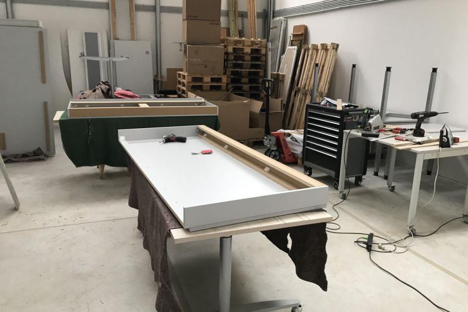 Vertikales Trennelement als Sichtschutz und zur Verkabelung der einzelnen IT-Arbeitsplätze.