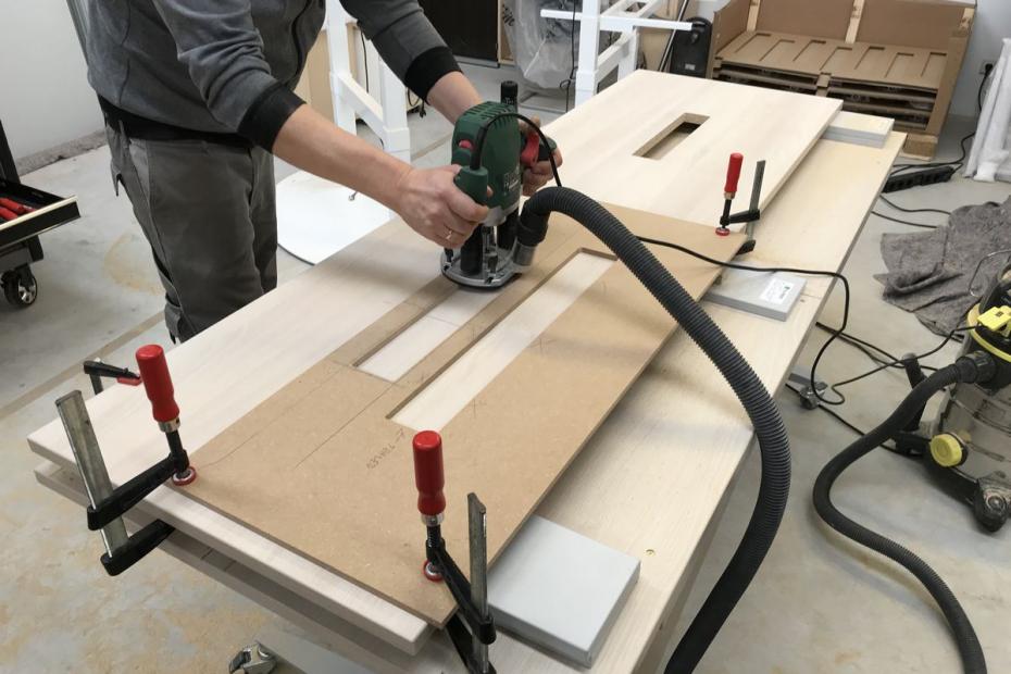 Wir fräsen maßgeschneidert zur Aufnahme individueller Steckdosenelemente nach Kundenbedürfnissen.