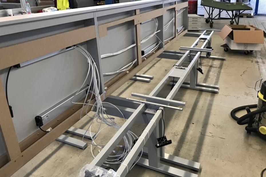 Sitz-Steh-Arbeitsplätze als Teamwork für ergonomisches Arbeiten.