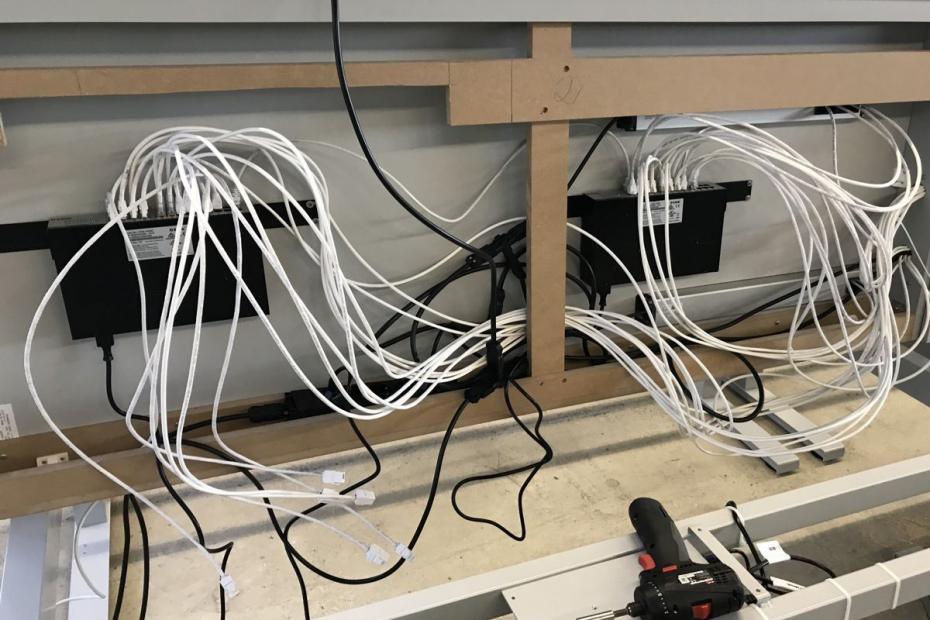 Hier verschwinden zahlreiche Netzwerkkabel mit Ihren Verteilern.