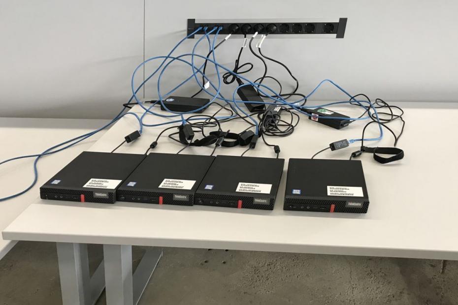 Genügend IT-Anschlüsse ermöglichen ein schnelles Updaten / Aufbereiten der Geräte für den Büroeinsatz.